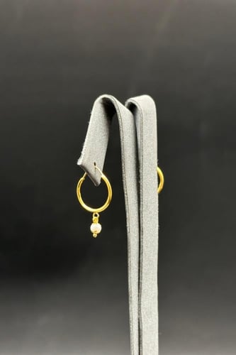 حلق ذهب مع صدف ابيض عيار 21 وزن من 0.5 الى 0.6 جرا...