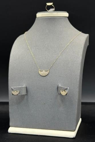 طقم اطفال ذهب تصميم الماس عيار 18 وزن من 1.9 الى 2...