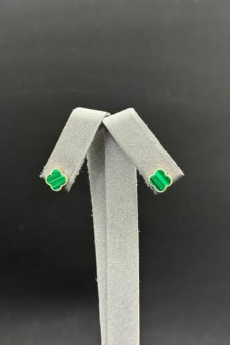 حلق وردة ذهب مع صدف اخضر عيار 18 وزن من 0.9 الى 1...