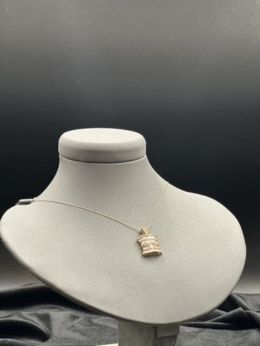 عقد ذهب الماس بتصميم فريد يضفى لمسة فاخرة على اطلا...