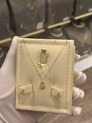 طقم أطفال شكل فراشة تصميم الماس