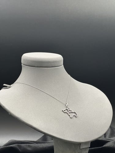 عقد الماس راقي بتصميم كلب الماسي رقيق