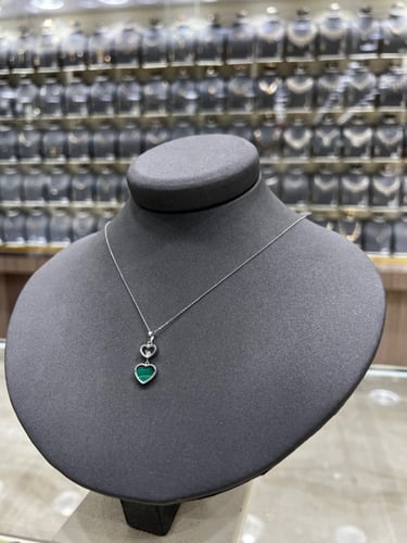 تعليقة الماس مع ذهب أبيض بتصميم قلوب فخم ملون بمين...