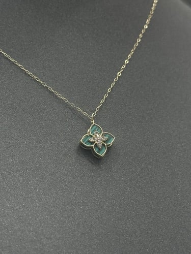 عقد شكل ورده ذهب تصميم الماس