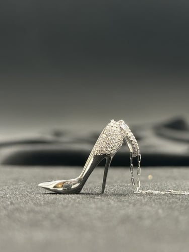 عقد الماس فخم بتصميم حذاء الاميرات الفريد