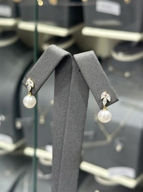 حلق ذهب مع لؤلؤ تصميم الماس