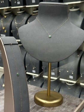 عقد ذهب مع اسوارة تصميم دائري مع صدف ملون لأطلالة...