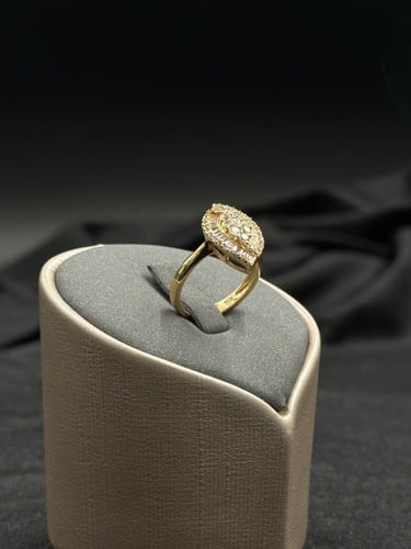 خاتم ذهب الماس بشكل معين لأطلالة فريدة