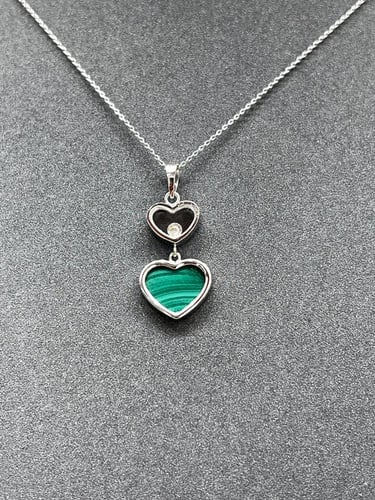 تعليقة الماس مع ذهب أبيض بتصميم قلوب فخم ملون بمين...