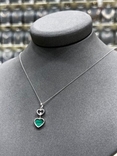 تعليقة الماس مع ذهب أبيض بتصميم قلوب فخم ملون بمين...