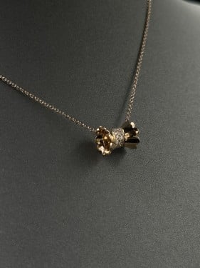 عقد الماس فاخر بتصميم اسطواني يضفي الجمال على طلتك