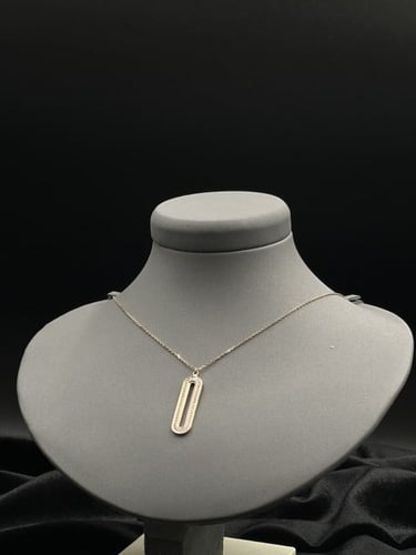 عقد الماس ناعم بتصميم مستطيل يضفي لمسة فاخرة