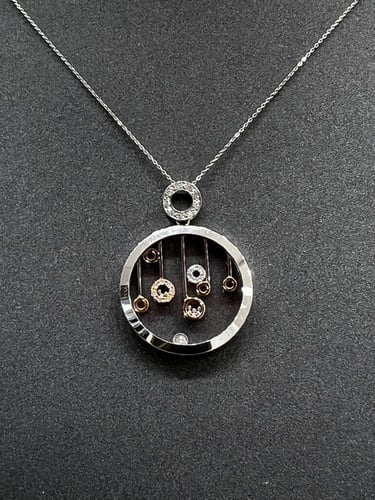 تعليقة الماس ناعمة مع ذهب أبيض بتصميم مميز لأطلالة...