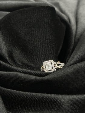 خاتم الماس فخم يضفي لمسة فاخرة لأطلالتك