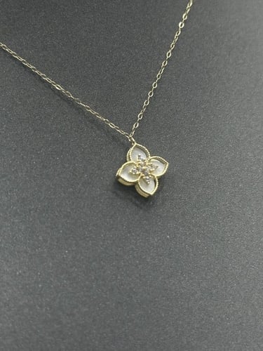 عقد شكل ورده ذهب تصميم الماس