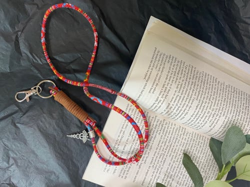 حامل بطاقه بلون احمر