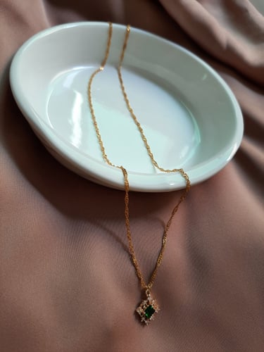 سلسال فضة ناعمة مطلي عيار 990 مع كريستال أخضر