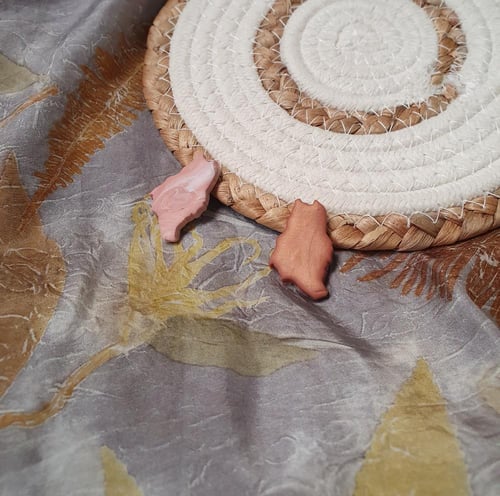 دبوس لليوم الوطني من الطين صنع يدوي