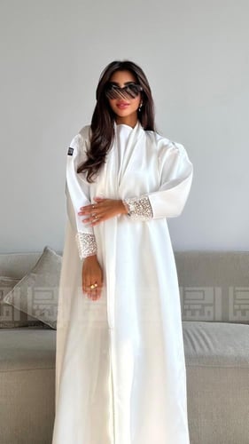 عباية عيد فخمة بلون أبيض مزينة باللؤلؤ- 1455
