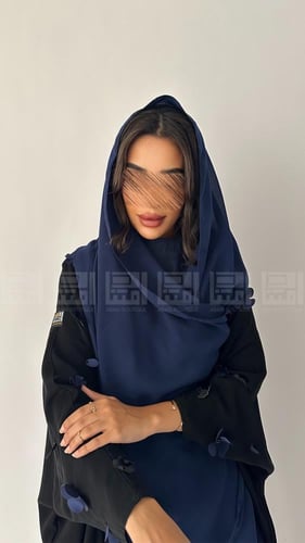 عباية بشت سوداء مزينة بزهور زرقاء بقماش صيفي- 1434