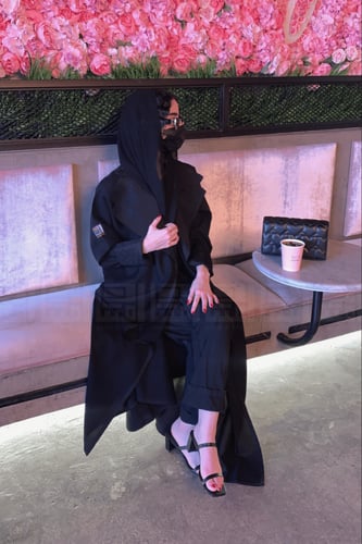 عباية سوداء بياقة رسمية بقماش منقوش 1053