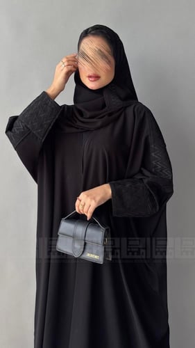عباية سوداء بشت بأكمام مطرزة - 1416