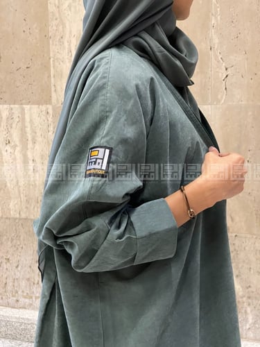 عباية بقماش الشامواه الاخضر بثنيات من الخلف 1106