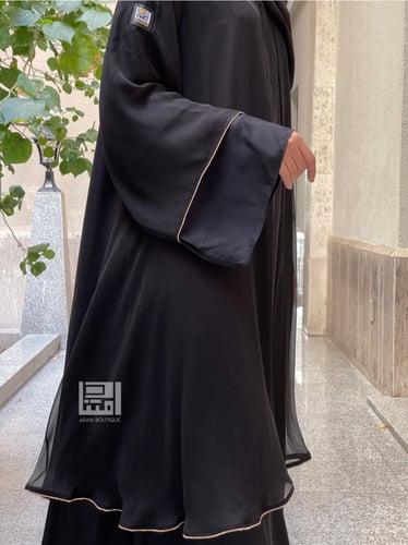 عباية كلوش سوداء مع خطوط ذهبية 1140