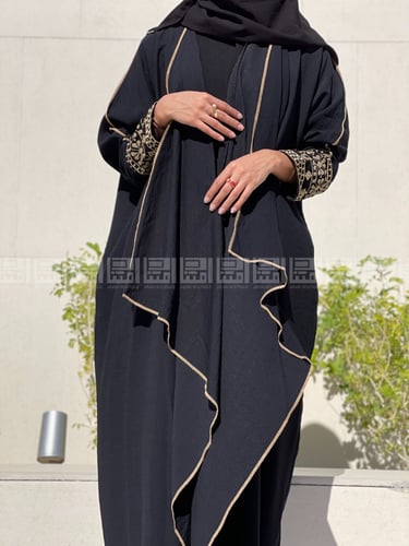 عباية بأكمام مطرزة بالذهبي قصة مموجة 1131