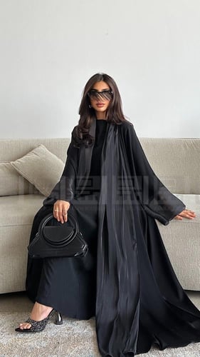 عباية يومية أنيقة بقصة A Line وقماش بلاك بيري الصي...