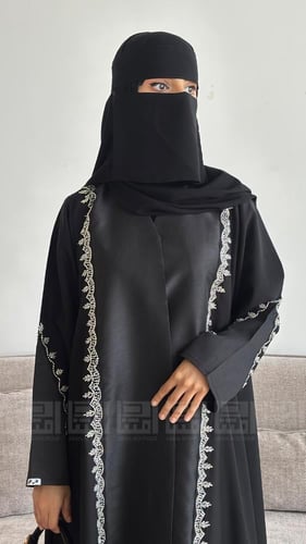 عباية عيد سوداء ربع كلوش بقماش ليمار مع تداخل التف...