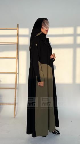 عباية بليزر سوداء يومية مزينة باللون الزيتوني 1330