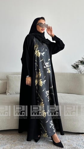 عباية سوداء صيفية نصف كلوش بجاكار ملون بتداخل فضي...