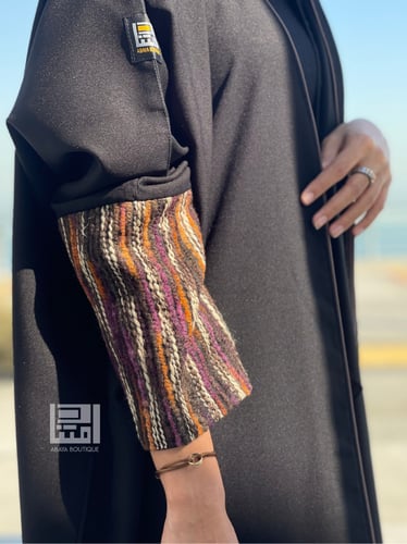 عباية سوداء باكمام من الشامواه الملون 1138