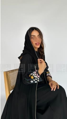 عباية كريب صيفية مطرزة بالورود بتفاصيل أنيقة- 1429