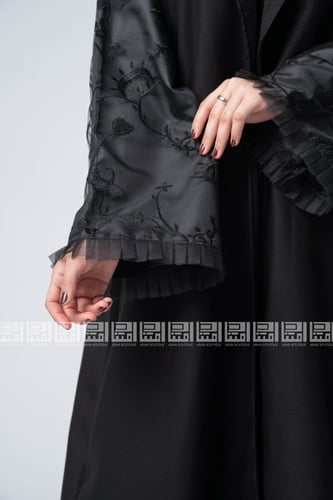 عباية مسرة سوداء بياقة رسمية وأكمام مزينة بالتل- 1...