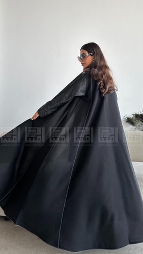 عباية سوداء نصف كلوش بأكمام مميزة- 1400