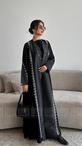 عباية عيد سوداء ربع كلوش بقماش ليمار مع تداخل التف...