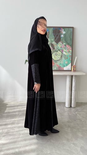 عباية شتوية سوداء ربع كلوش بتداخل بين قماش المخمل...