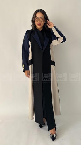 عباية سوداء ربع كلوش بليزر بتفاصيل كحلي وبيج بقماش...