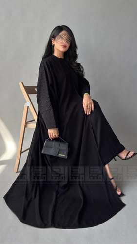 عباية سوداء بشت بأكمام مطرزة - 1416