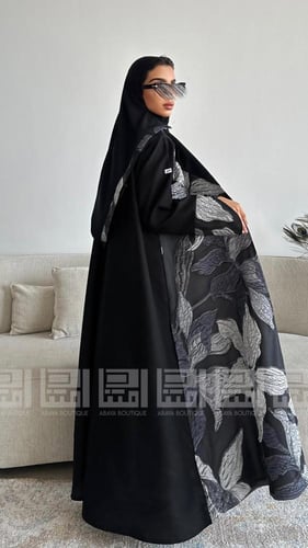بكج عباية سوداء ربع كلوش بياقة رسمية وبتداخل قماش...