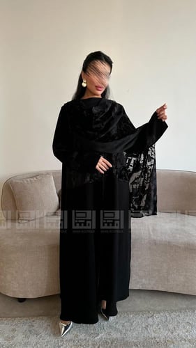عباية سوداء بتداخل المخمل المشجّر مع شال مرن -1610