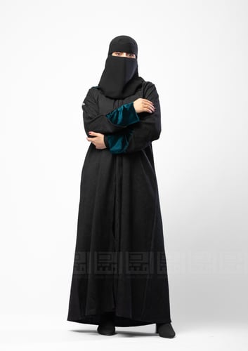 عباية شتوية مغلقة سوداء بأكمام مخمل -1340