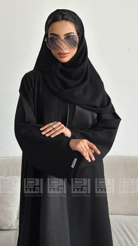 عباية سوداء ربع كلوش مزينة بالشك مع تداخل قماش الج...