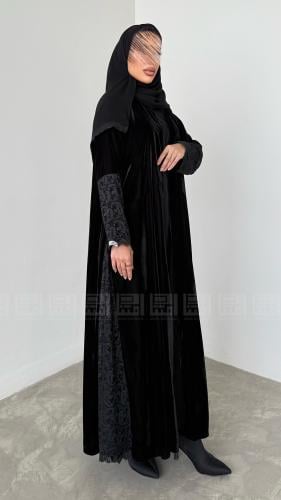 عباية شتوية سوداء ربع كلوش بتداخل بين قماش المخمل...