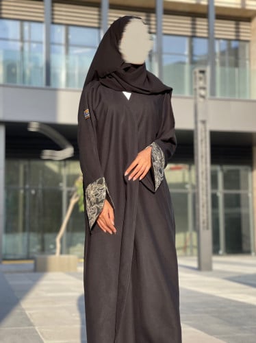 عباية سوداء بأكمام مزينة بالذهبي 1075