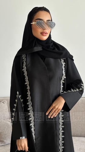 عباية عيد سوداء ربع كلوش بقماش ليمار مع تداخل التف...