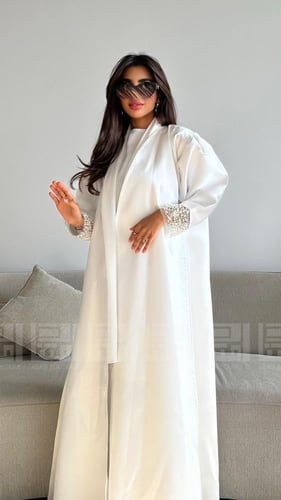 عباية عيد فخمة بلون أبيض مزينة باللؤلؤ- 1455