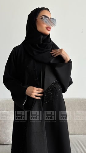 عباية سوداء ربع كلوش مزينة بالشك مع تداخل قماش الج...